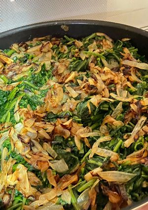 A picture of Wild dandelion leaves in olive oil.