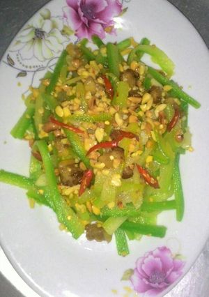 Hình của món Bí xanh xào đậu phộng.