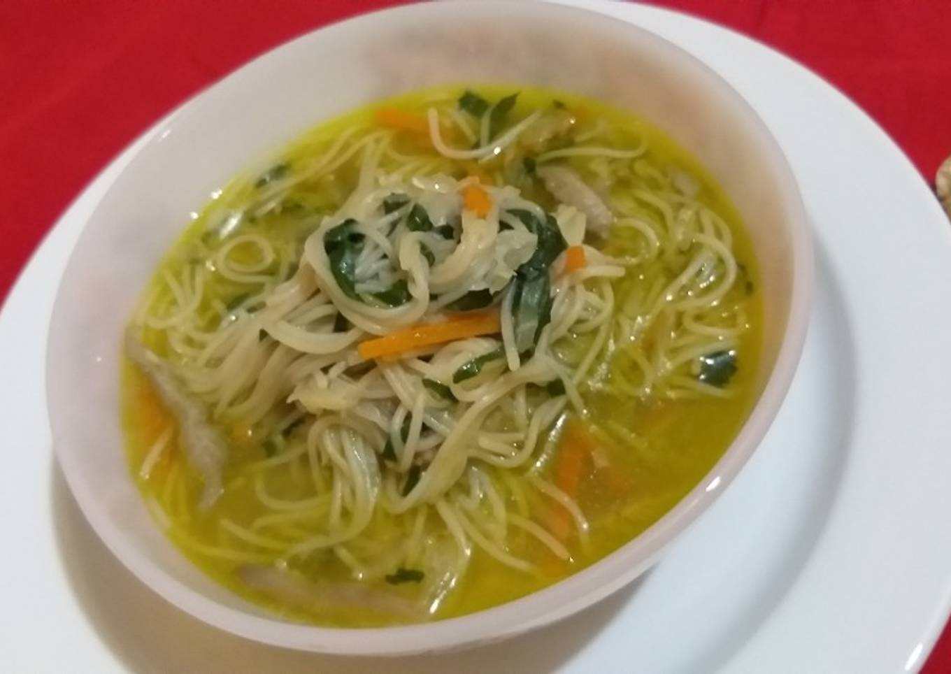 Sopa de fideos cantonesa