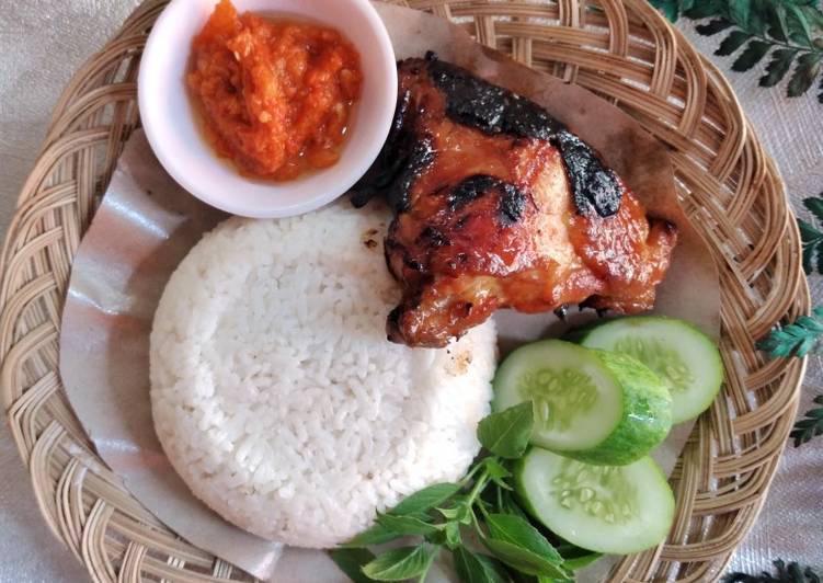 Bagaimana Menyiapkan Ayam Bakar Wong Solo, Enak Banget