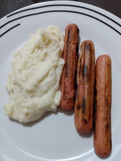 Una foto de Salchichas con puré