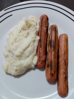 Una foto de Salchichas con puré
