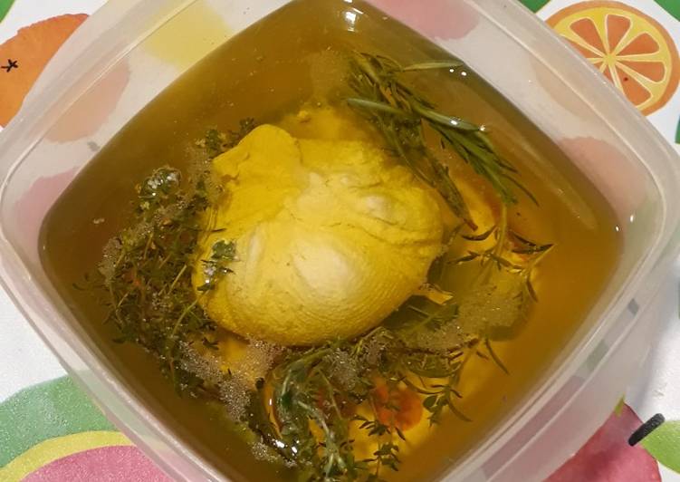 Queso fresco casero a las finas hierbas y aceite de oliva