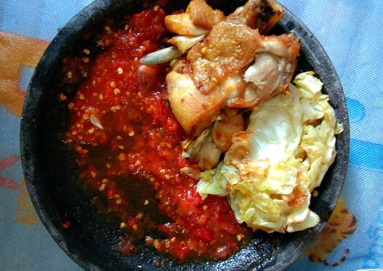 Ayam penyet dan kol goreng