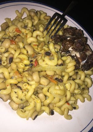A picture of Macaroni and beans porridge.