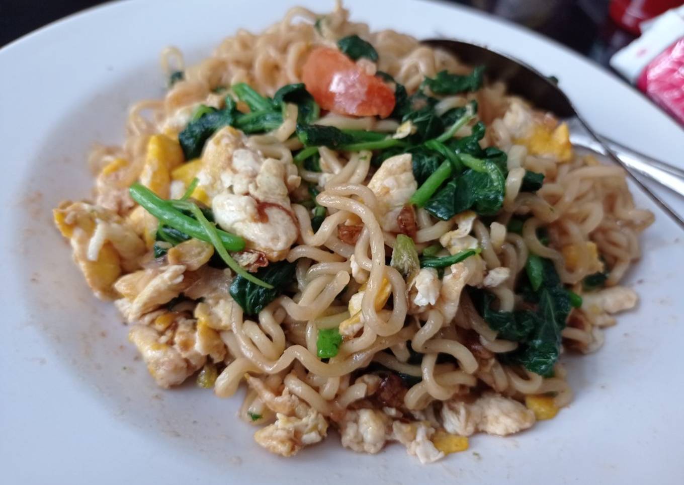 Indomie goreng telor dan bayam