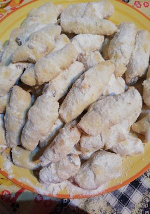 O poză a rețetei Cornulețe cu dulceață de prune.