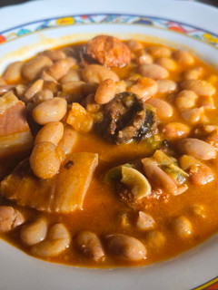 Una foto de Judías pintas con chorizo, morcilla y panceta