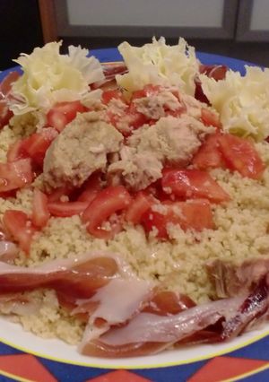 Foto principal de Ensalada con cous cous, atún, tomate, jamón y flores de queso