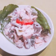 A picture of Rainbow vegetables  and zater leaves salad.