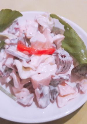 A picture of Rainbow vegetables and zater leaves salad.