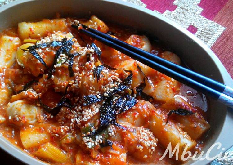 Tteokbokki (Korean Hot & Spicy Rice Cake)