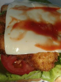 Hình của món Sandwich gà giòn cay.