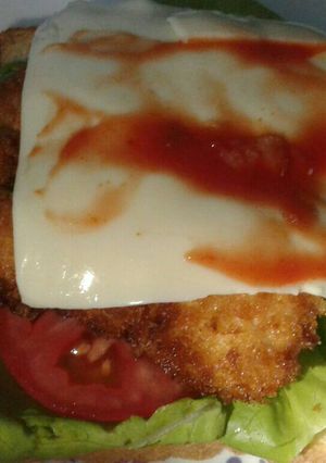 Hình của món Sandwich gà giòn cay.