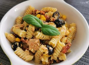 O poză a rețetei Salată de pastă cu pesto.