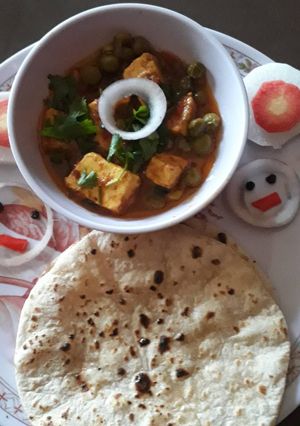 A picture of Matar Paneer and Tandoori Roti.