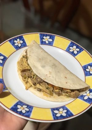 Una foto de Burritos de carne y pollo con raíces chinas