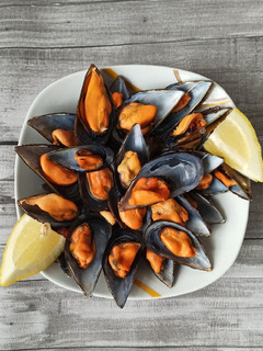 Una foto de Mejillones al vapor con limón