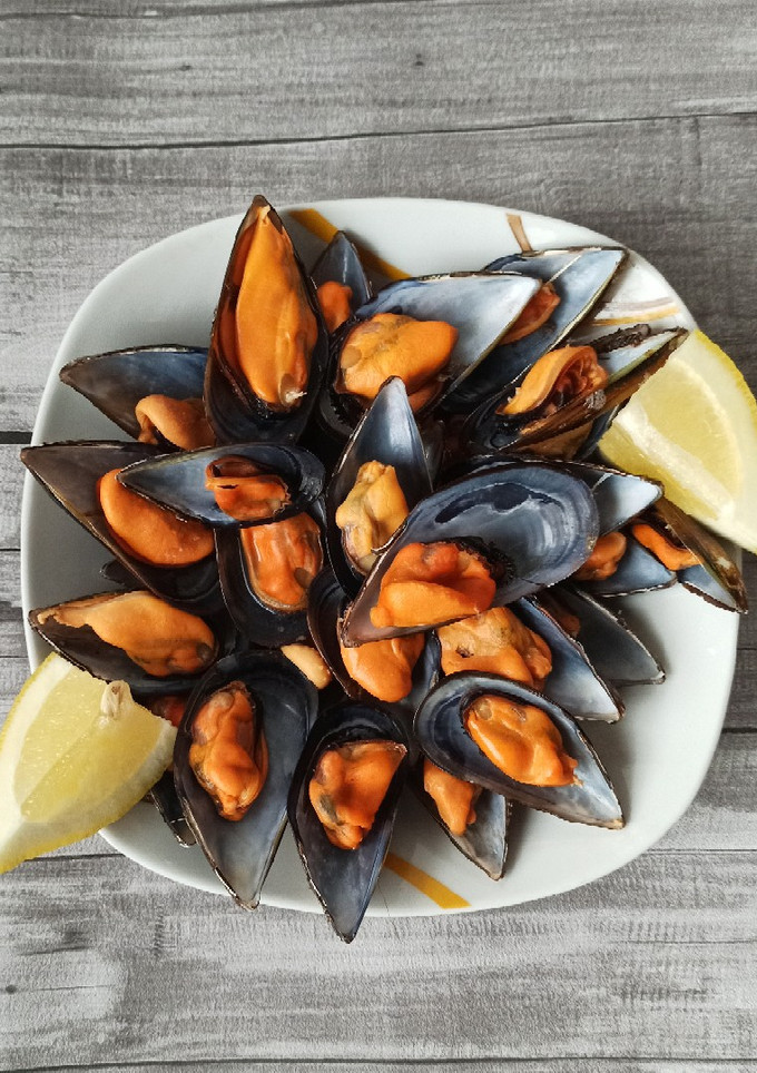 Una foto de Mejillones al vapor con limón