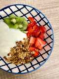 Bowl de frutas con granola y yogur natural