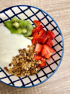 Una foto de Bowl de frutas con granola y yogur natural