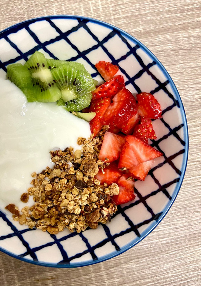 Una foto de Bowl de frutas con granola y yogur natural
