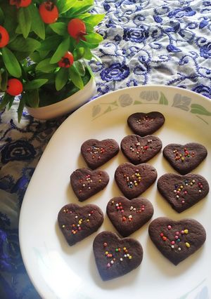 হার্ট শেপড চকোলেট ক্যুকিজ (heart shaped chocolate cookies recipe in Bengali) রেসিপির প্রধান ছবি