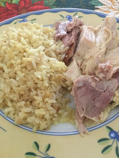 Una foto de Pavo con salsa de tomillo y azafrán