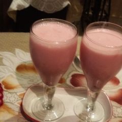 A picture of Strawberry lassi.