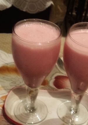 A picture of Strawberry lassi.