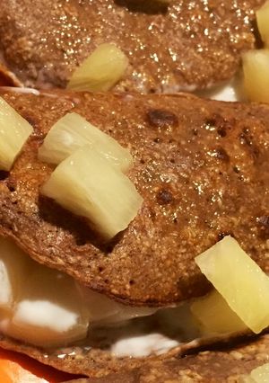 Una foto de Panqueque saludable de chocolate relleno con crema de anana