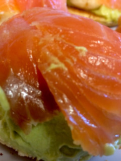 Una foto de Nido de salmón con sorpresa