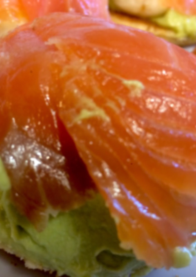 Una foto de Nido de salmón con sorpresa