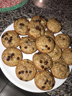Una foto de Muffins de banana, avena, nueces y chips de chocolate