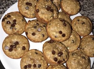 Una foto de Muffins de banana, avena, nueces y chips de chocolate