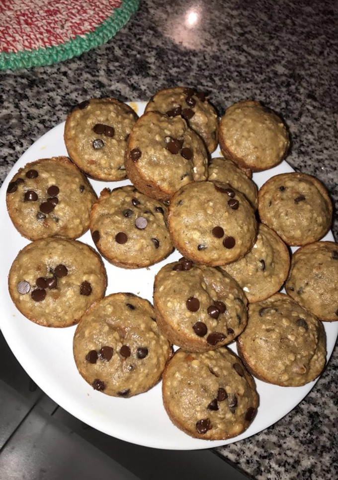 Una foto de Muffins de banana, avena, nueces y chips de chocolate