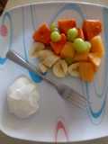 Fruta con yogurt natural