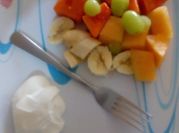 Una foto de melón con plátano y yogurt