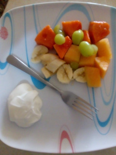 Una foto de Fruta con yogurt natural