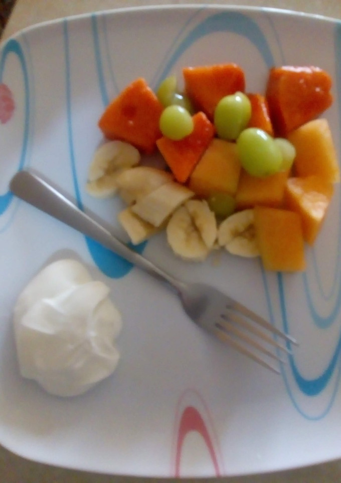 Una foto de Fruta con yogurt natural