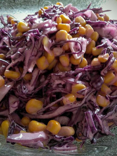 Una foto de Ensalada🥬Fresca de Repollo Morado y🌽Maíz.....!🎅🍻