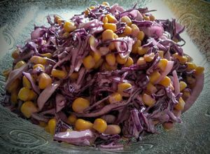 Una foto de Ensalada🥬Fresca de Repollo Morado y🌽Maíz.....!🎅🍻