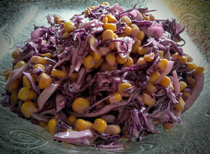 Una foto de Ensalada🥬Fresca de Repollo Morado y🌽Maíz.....!🎅🍻