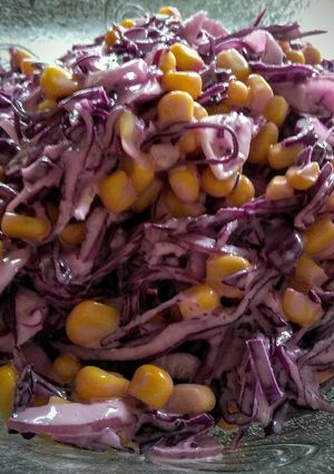Una foto de Ensalada🥬Fresca de Repollo Morado y🌽Maíz.....!🎅🍻