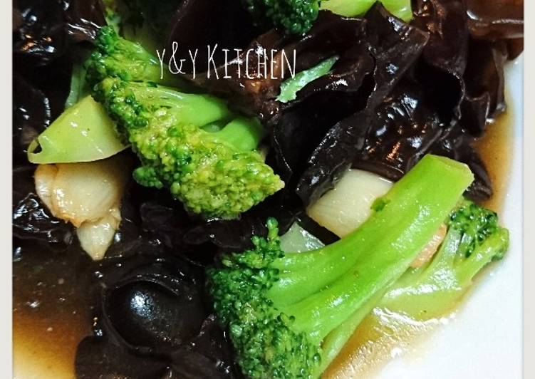 Langkah Mudah untuk Membuat Brokoli n jamur kuping tumis saus tiram yang Lezat Sekali