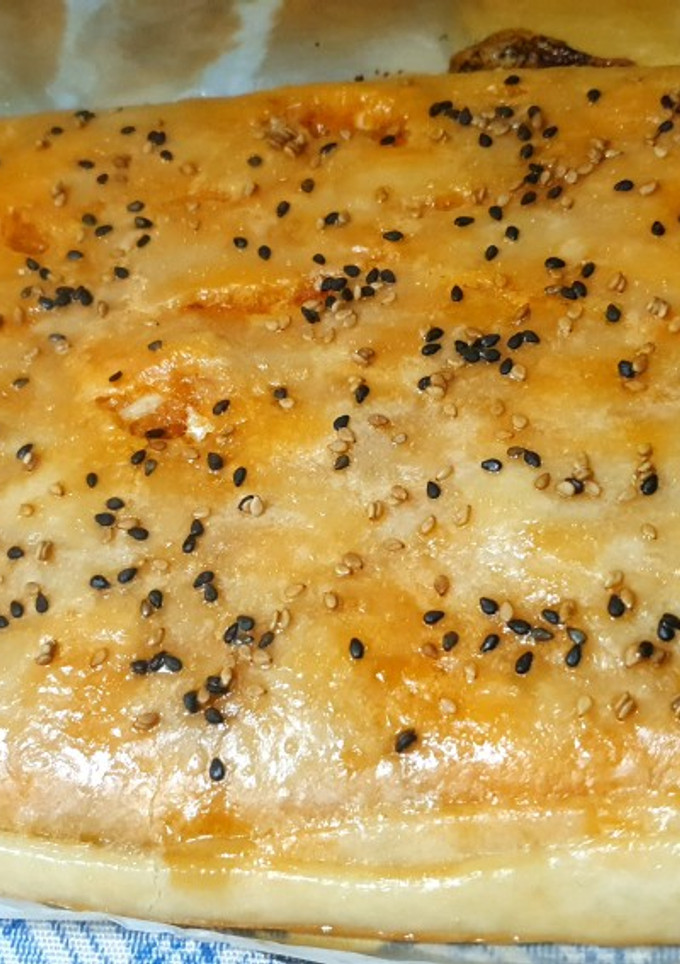 Una foto de Empanada de atún, huevo y tomate