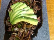 Una foto de bistec con cerveza
