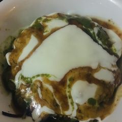 A picture of Aloo tikki dahi chutney.