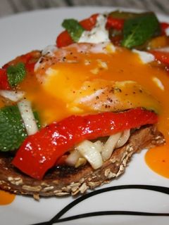 Una foto de Tosta de pimientos asados, hierbabuena y huevo poche