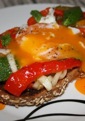 Foto principal de Tosta de pimientos asados, hierbabuena y huevo poche